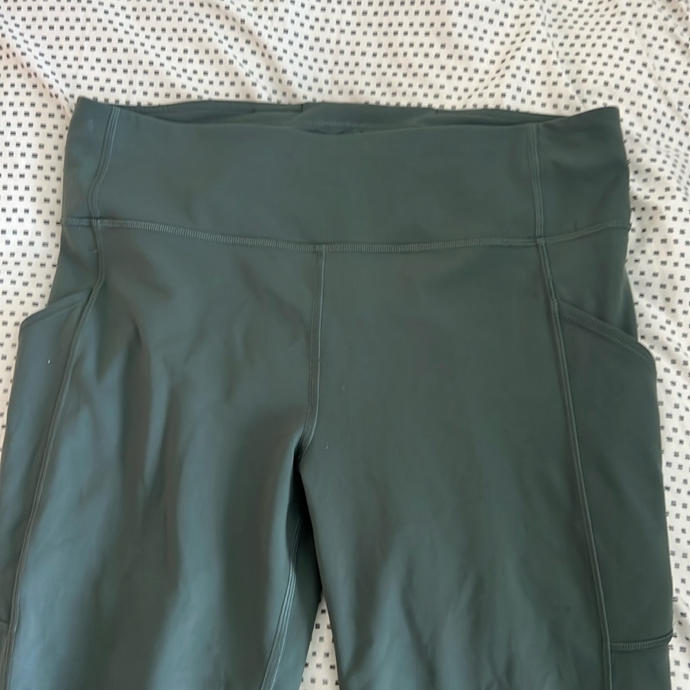 3/4 green lululemon leggings